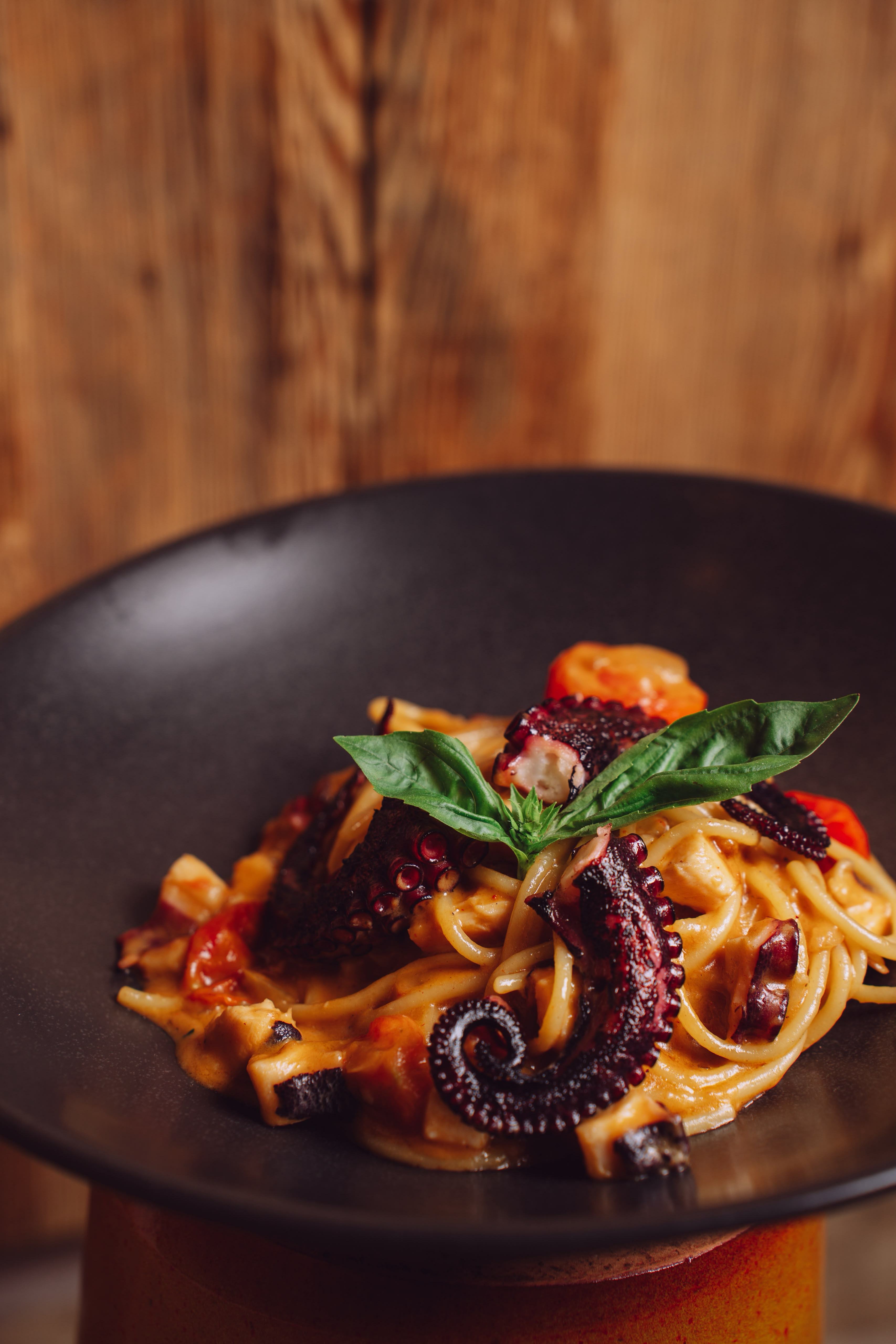 Pasta mit Oktopus und Tomaten