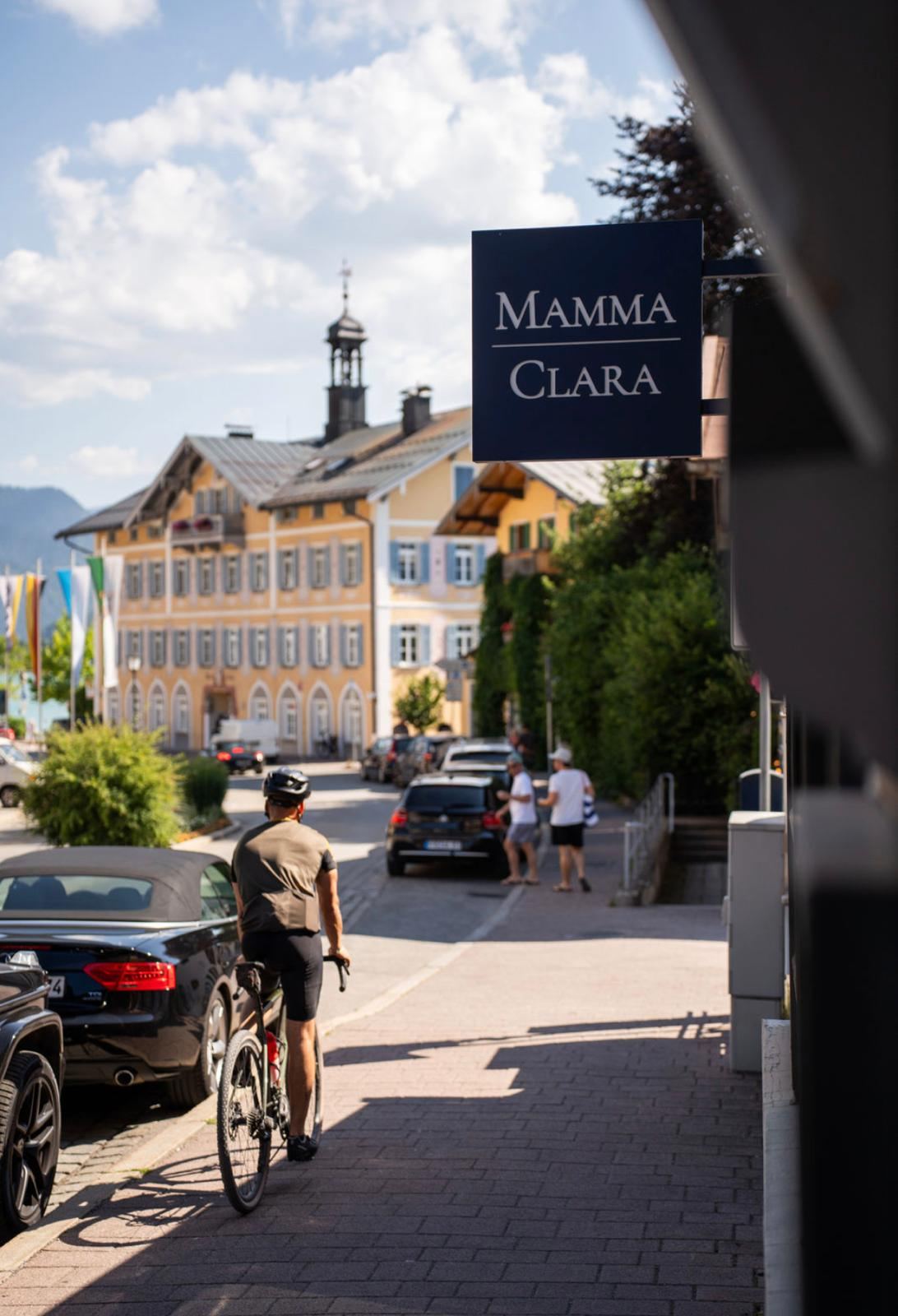 Mamma Clara in der Hauptstraße mit Blick auf Tegernsee