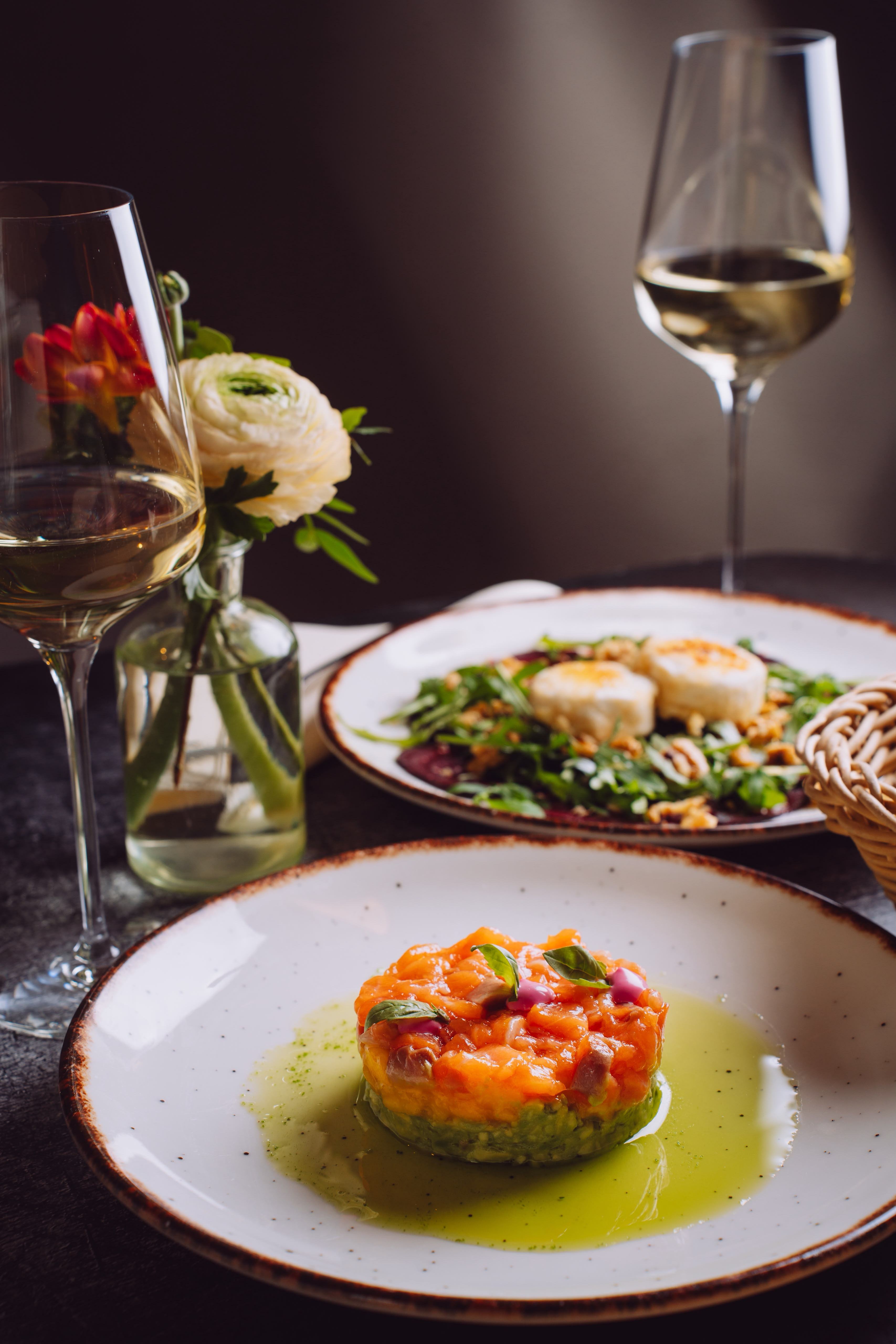 Gedeckter Tisch mit italienischen Gerichten, Blumen und Wein