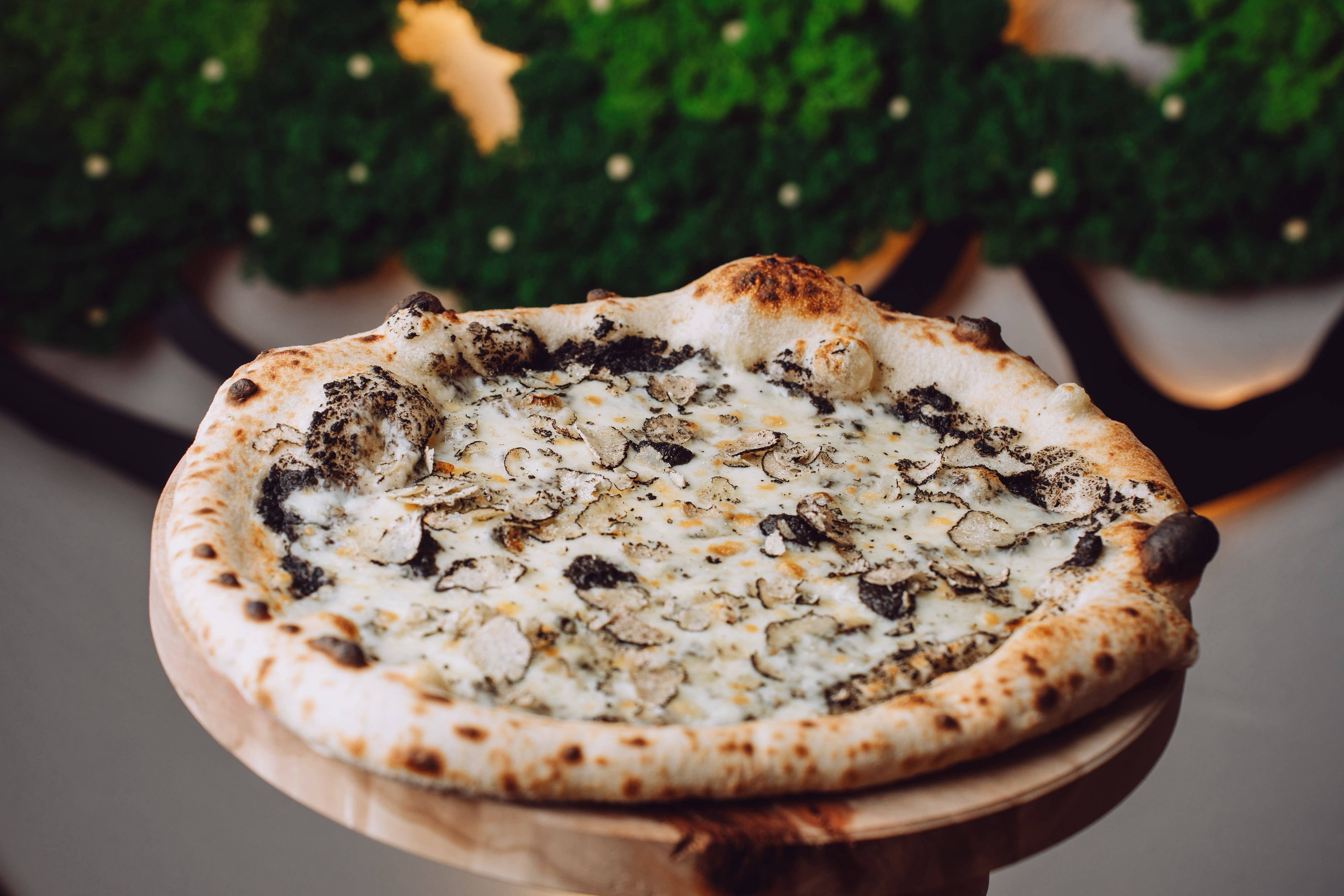 Neapolitanische Trüffelpizza frisch aus dem Ofen